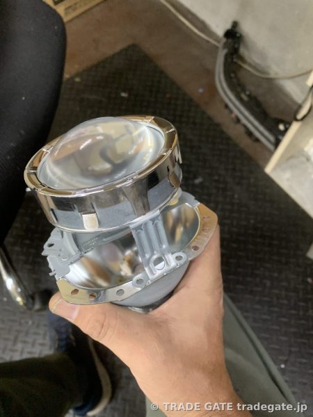 取り外したプロジェクターユニットを手で持っている状態