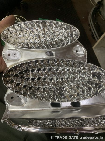 ベントレーのテールランプ内部、LED基盤と反射板の精密な構造