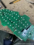 修理作業台に広げられた、多数のLEDが実装されたベントレーテールランプの緑色基盤