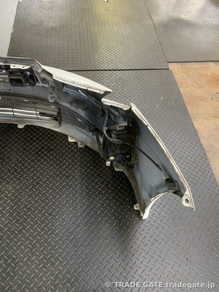 50プリウスのフロントバンパーを取り外した状態の車体右前方。フォグランプが装着されていた箇所や、内部の配線が見えています。
