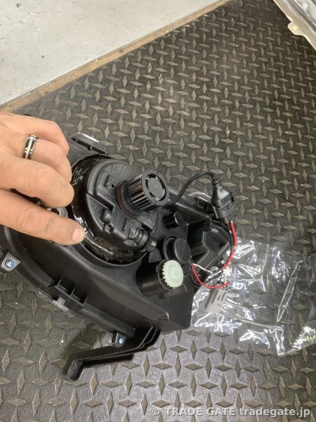 新しいイエローフォグランプユニットの裏側。バルブ交換が可能な構造になっている様子と、配線接続部が確認できます。