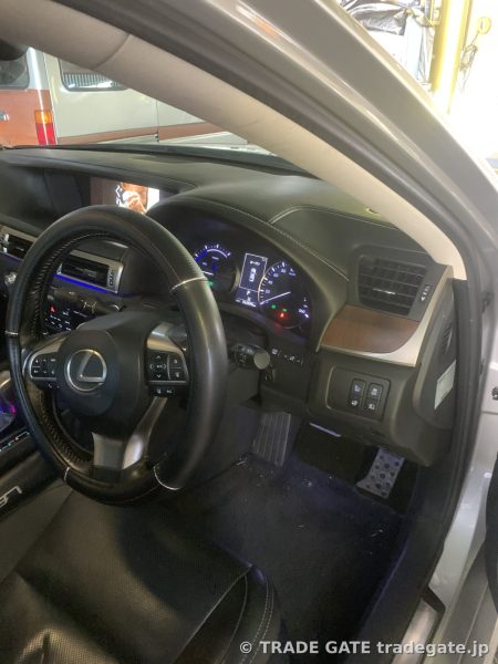 レクサスGSの運転席側内装、ハンドルとメーター、ダッシュボード