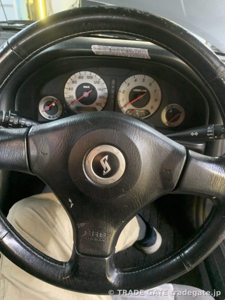 R34スカイラインのステアリングとメーター周り
