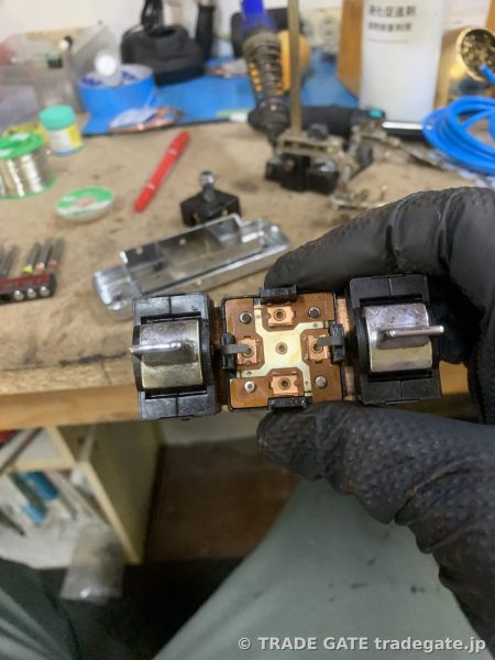 分解されて露出したスイッチ内部の接点部分