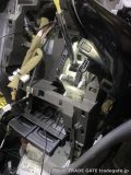 ナビ交換作業のため内装が分解されたe52エルグランドのセンターコンソール