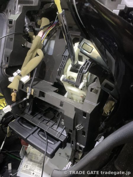 シフト周りを取り外した状態のコンソール