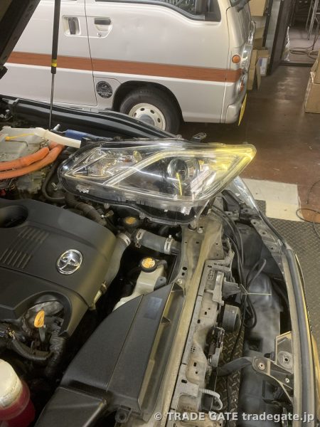 車体に仮止めされた後期ヘッドライトの状態