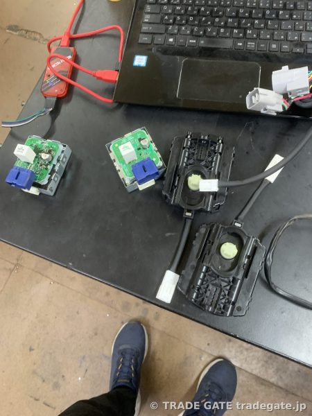 取り外したコンピュータユニットと診断機