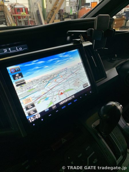 ホンダステップワゴンのダッシュボードに装着された純正デカナビの画面