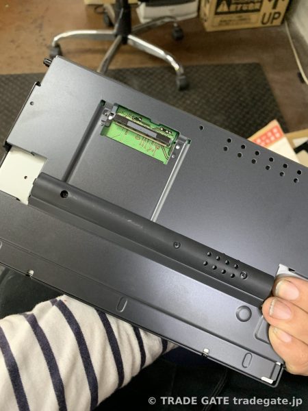 取り外したナビモニターの背面側と基板接続部