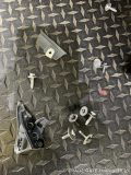 ヘッドライト取り外し作業中に外されたネジや固定部品。