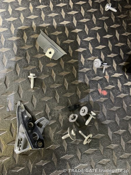 ヘッドライト取り外し作業中に外されたネジや固定部品。