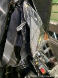 ヘッドライトユニット裏側の広範囲にわたる損傷の様子。