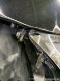 ジャガーXFのヘッドライトレンズ割れと板金修理 ヘッドライトを取り外すと、裏側にはかなりの損傷が確認できました