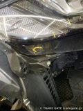 ヘッドライトユニットが取り外されたジャガーXFのフロント部分。損傷した取り付け部が見える。