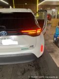 シーケンシャルウィンカーが点灯しているヤリスクロスのリアビュー