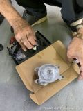 箱から取り出したフォグランプユニットとLEDバルブ