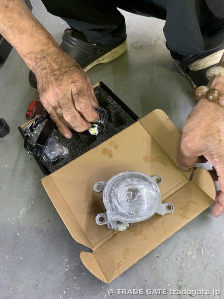 箱から取り出したフォグランプユニットとLEDバルブ