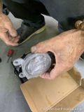 フォグランプユニットを手に持って形状を確認している様子