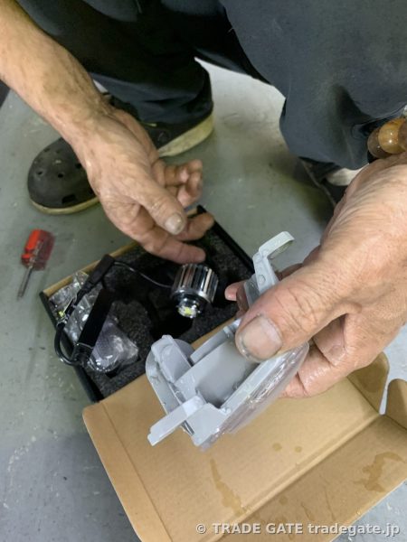 フォグランプユニットの構造を確認する作業中の手元