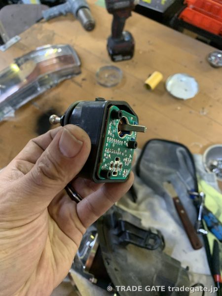 ヘッドライト内部の光軸調整用モーターの基盤部分