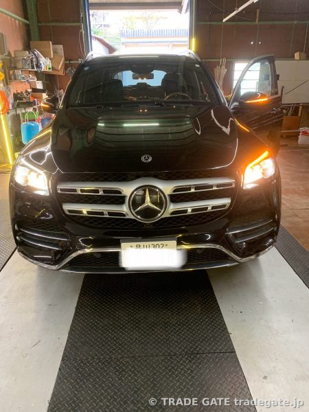 右側ヘッドライトウィンカーが消灯しているMercedes GLSのフロント。左ウィンカーは点灯中。