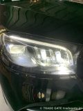 作業中のMercedes GLSのヘッドライト内部。不具合箇所の特定を行っている様子。