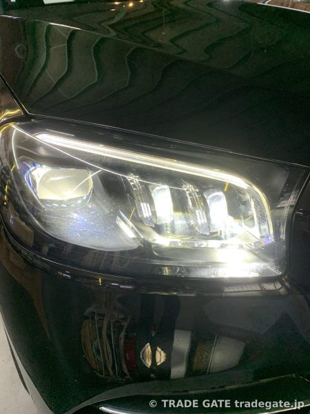 作業中のMercedes GLSのヘッドライト内部。不具合箇所の特定を行っている様子。