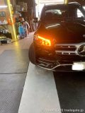 修理後、右ヘッドライトウィンカーが正常に点灯しているMercedes GLSのフロント右側。
