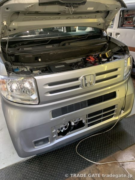 N-VANのフロントマスク全体（施工前）