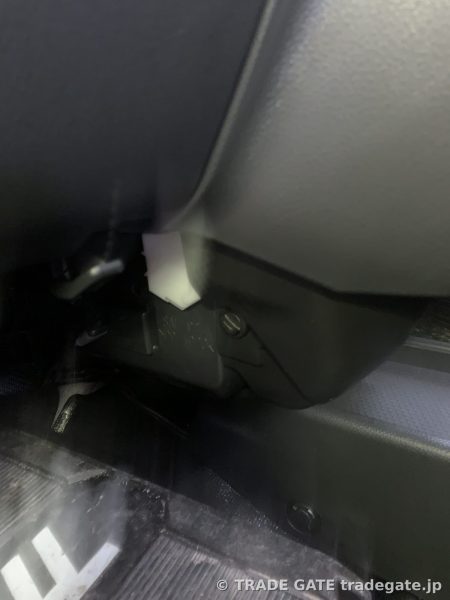 運転席足回りの配線作業箇所