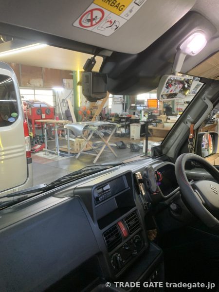 フロントガラス上部に設置したドライブレコーダー