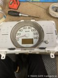 取り外したスピードメーターユニットと作業工具